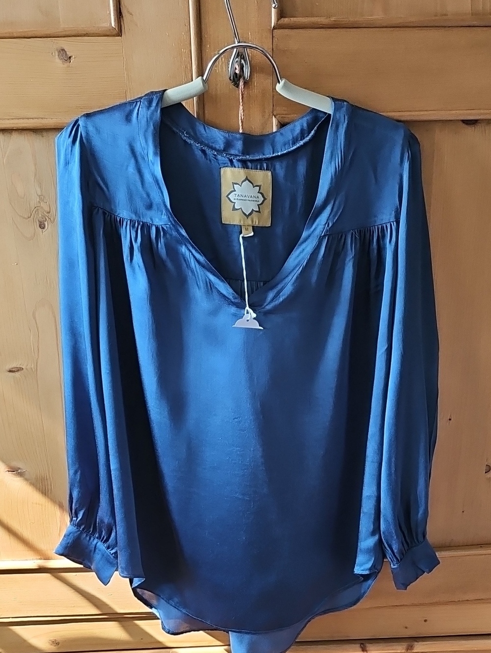 Tanavana Satiny Blue Blouse Size Medium NWT